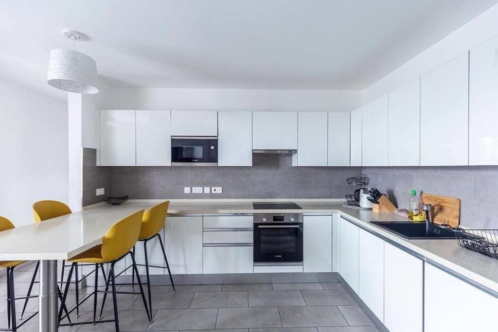 Luxury Labone Edge 2-Bedroom Apartment In Accra - Fivehills Homes 外观 照片
